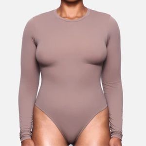 Skims fits everybody long sleeve bodysuit in Umber size XL